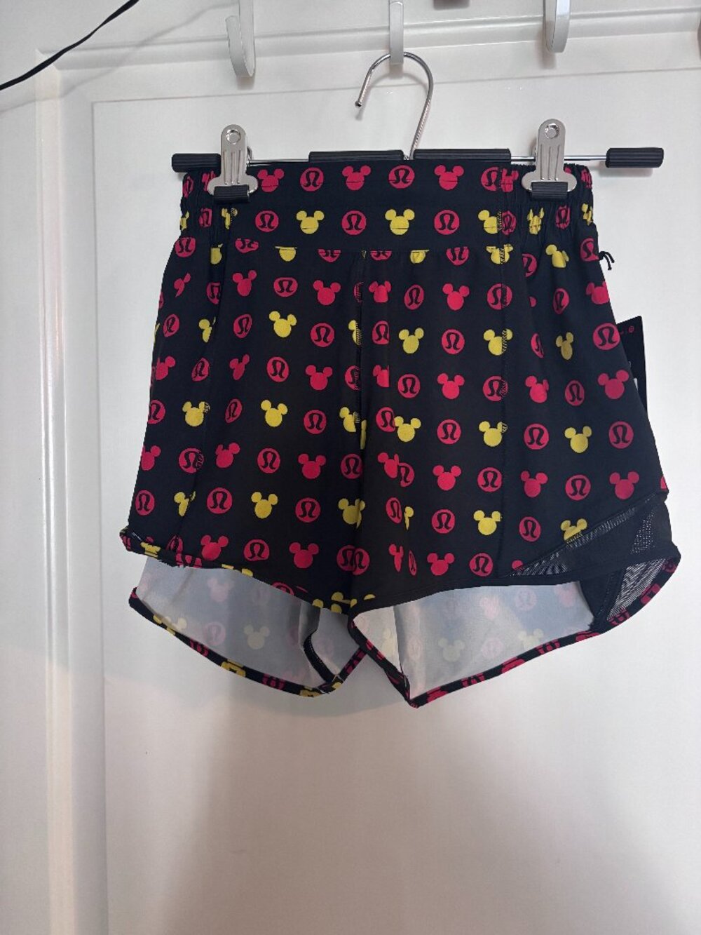 NWT Lululemon/Disney Collab Women's Size 4 Hotty Hot H/R 4" Shorts